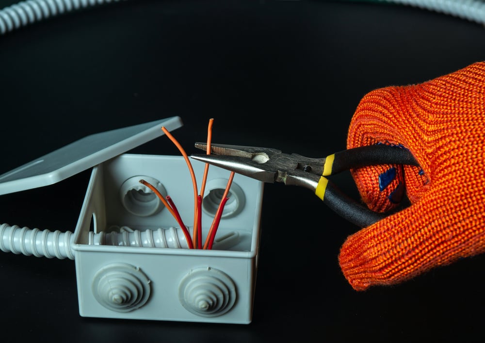 Short circuit in the mains. The hands of a master electrician cl